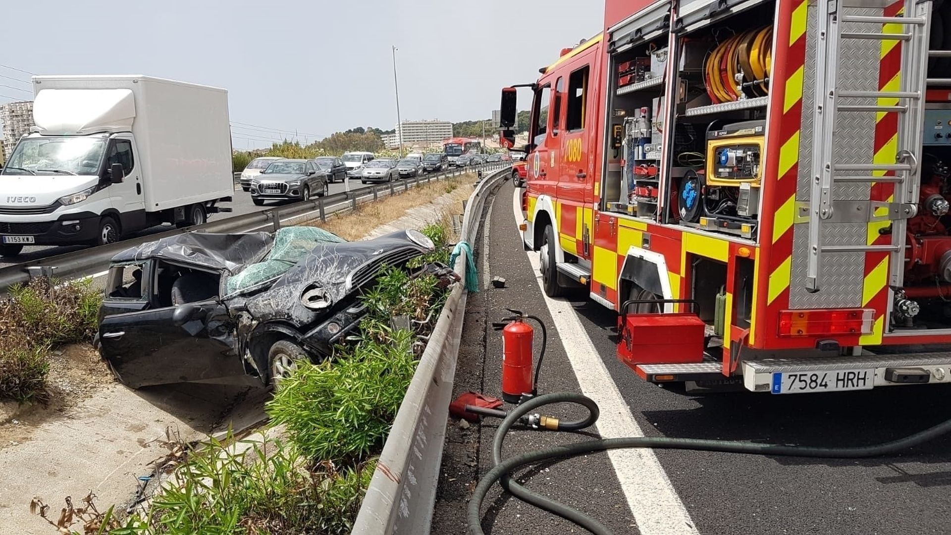 Estado de un vehículo tras chocar con la mediana en una carretera de Andalucía