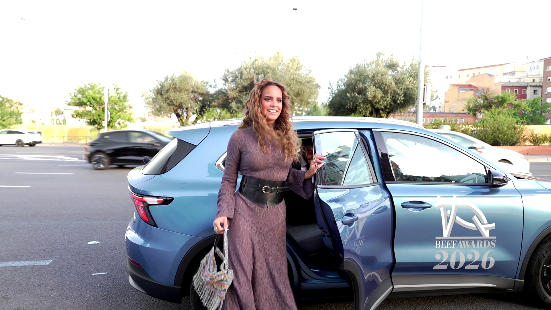 Gloria Camila llegando a los Beef Awards