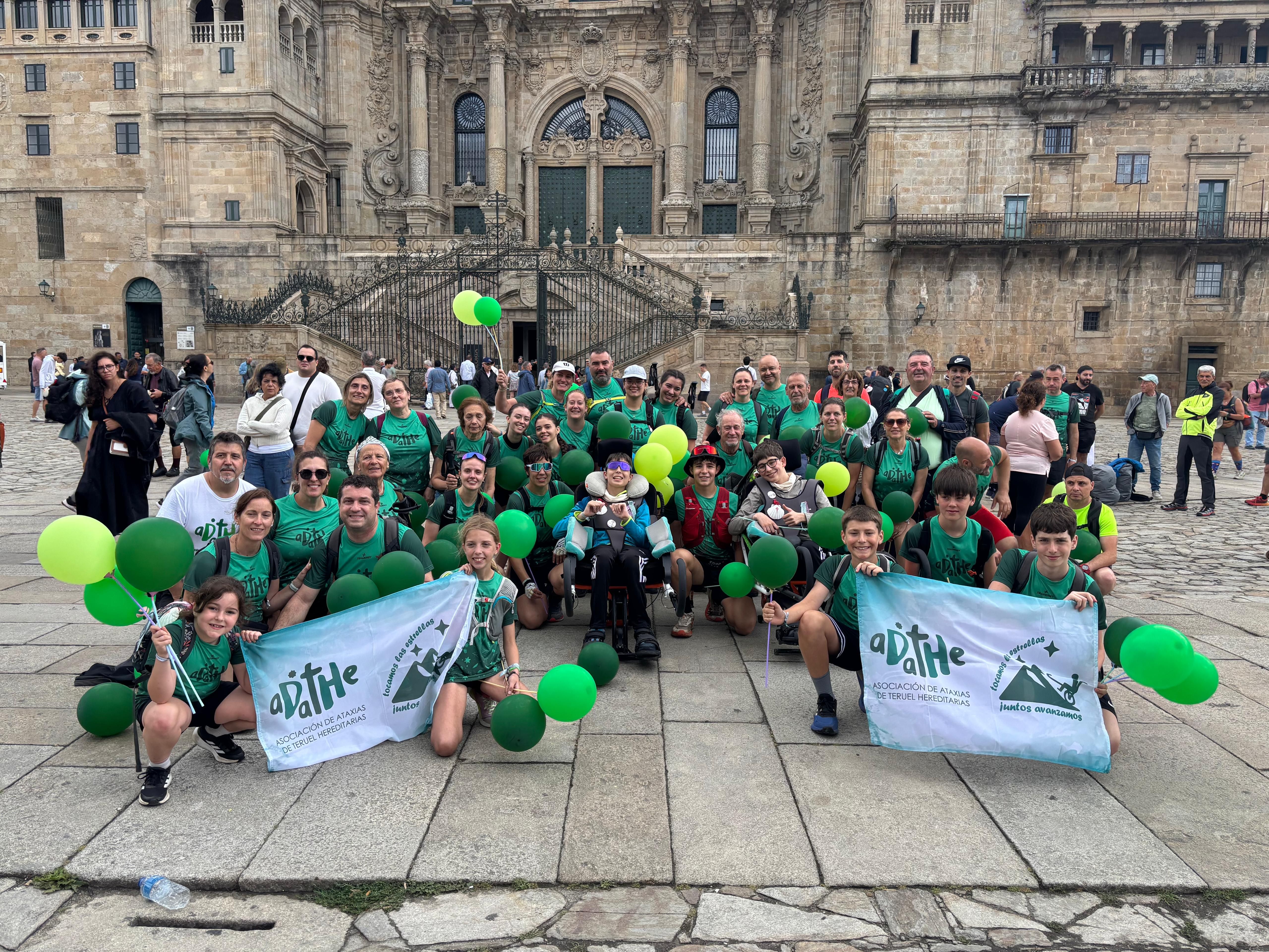 Integrantes del grupo de voluntarios y amigos que acompañaron a Héctor y a David en su viaje a Santiago de Compostela