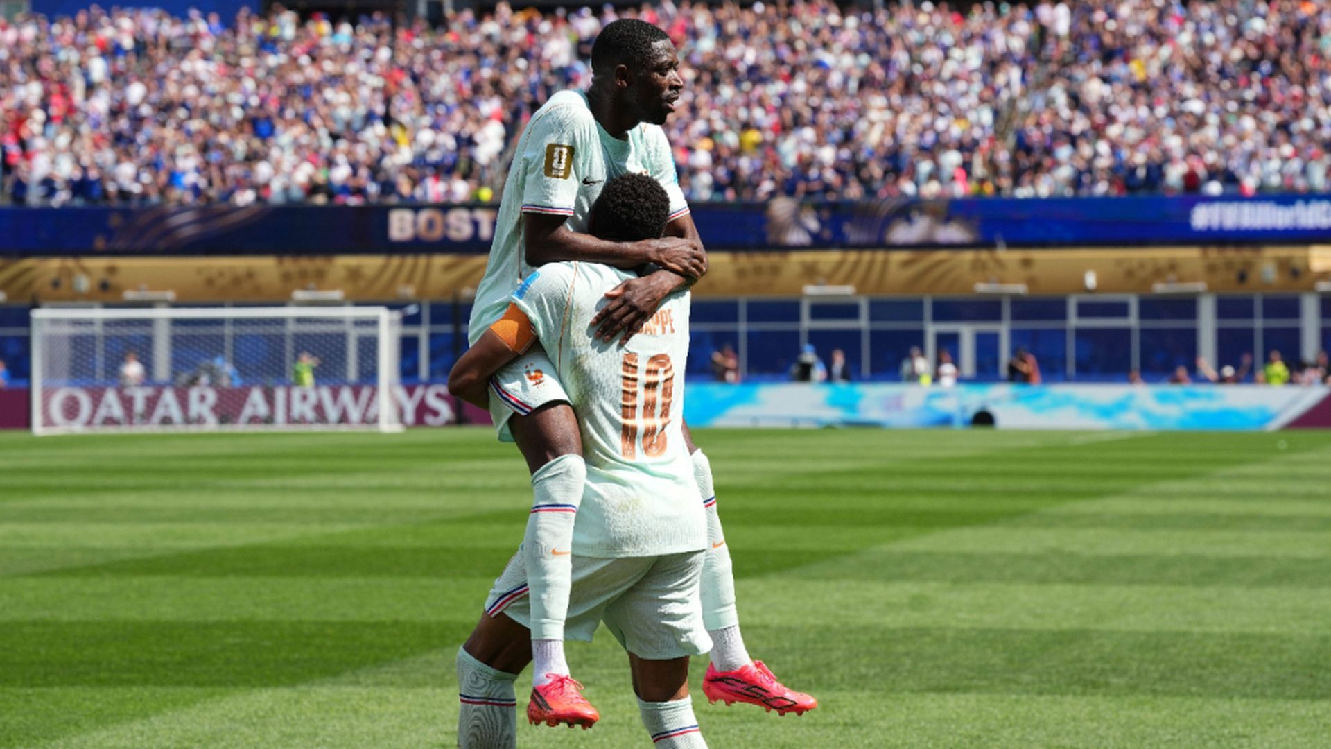 Kylian Mbappé y Ousmane Dembélé, ante Noruega