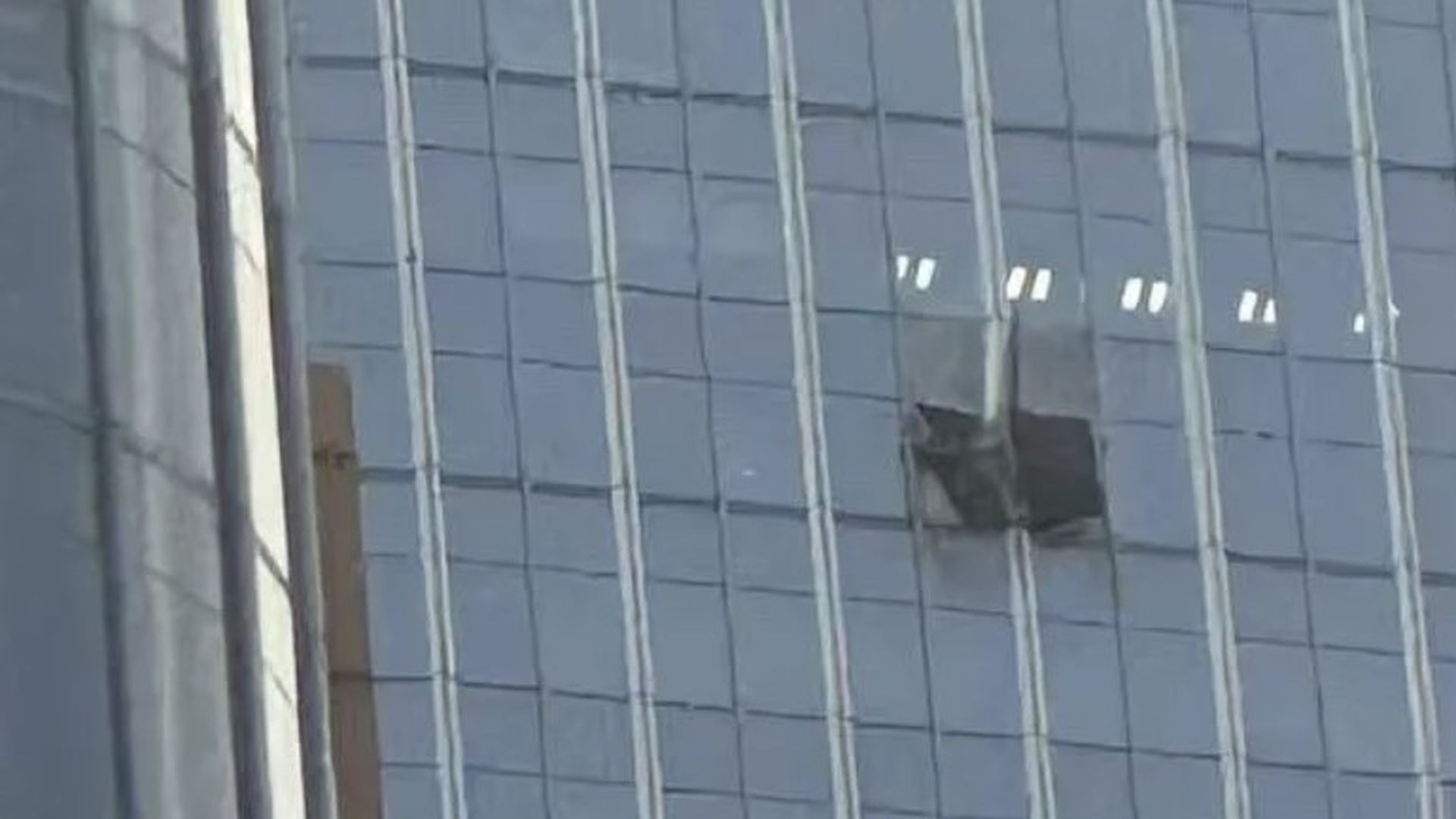 La imagen del impacto provocado por el choque de la avioneta en el edificio