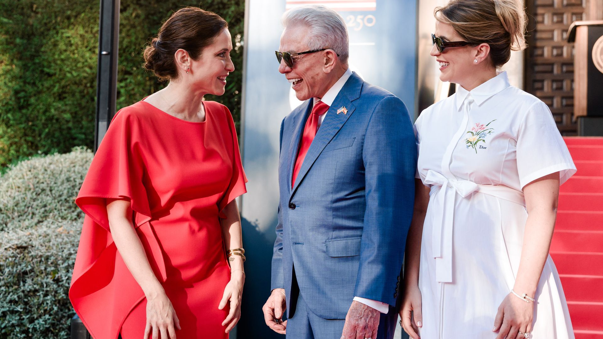 La presidenta de la Comunidad de Madrid, Isabel Díaz Ayuso; el embajador de Estados Unidos en España y Andorra, Benjamín León Jr. y su mujer Mavileibys Campa Felipe