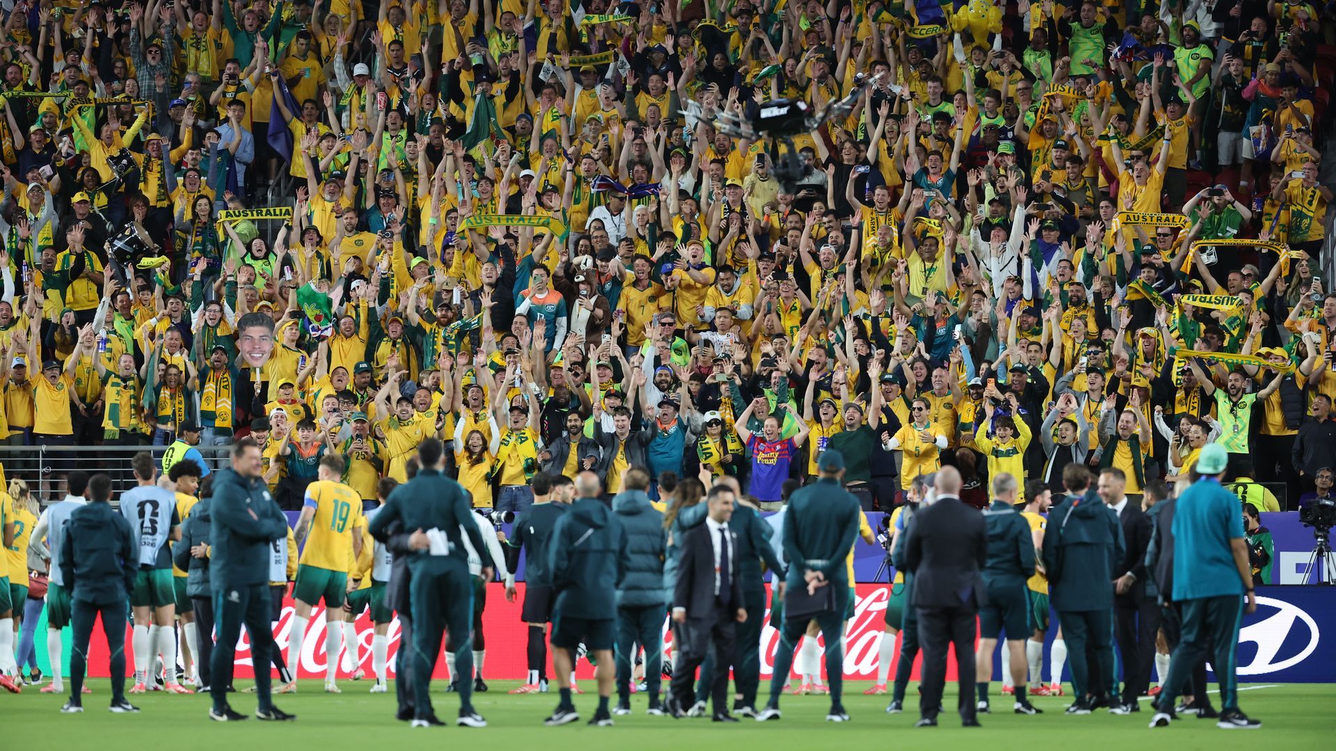 Los australianos celebrando la segunda plaza de la clasificación