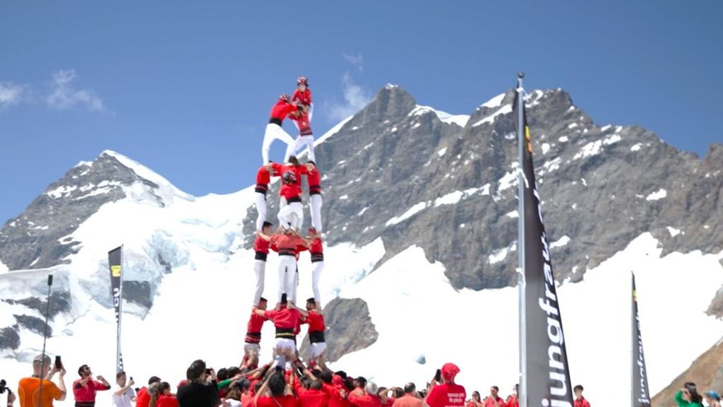 Los 'castellers' de Barcelona hacen historia y levantan el 'castell' a mayor altitud jamás conseguido