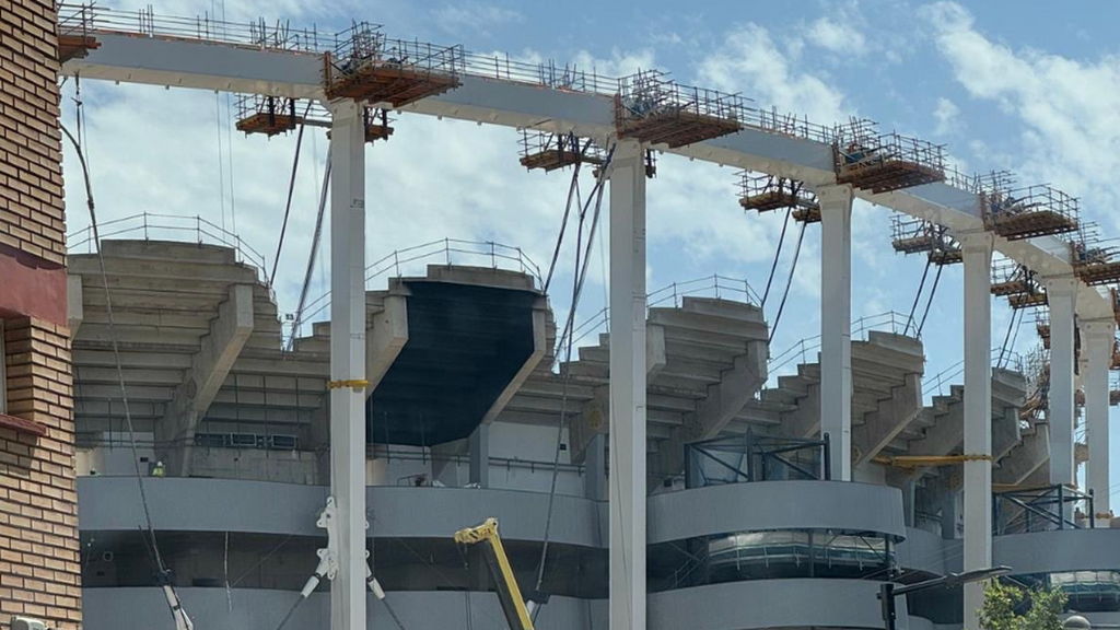 Así ha quedado el Nou Mestalla tras la instalación del último anillo de compresión