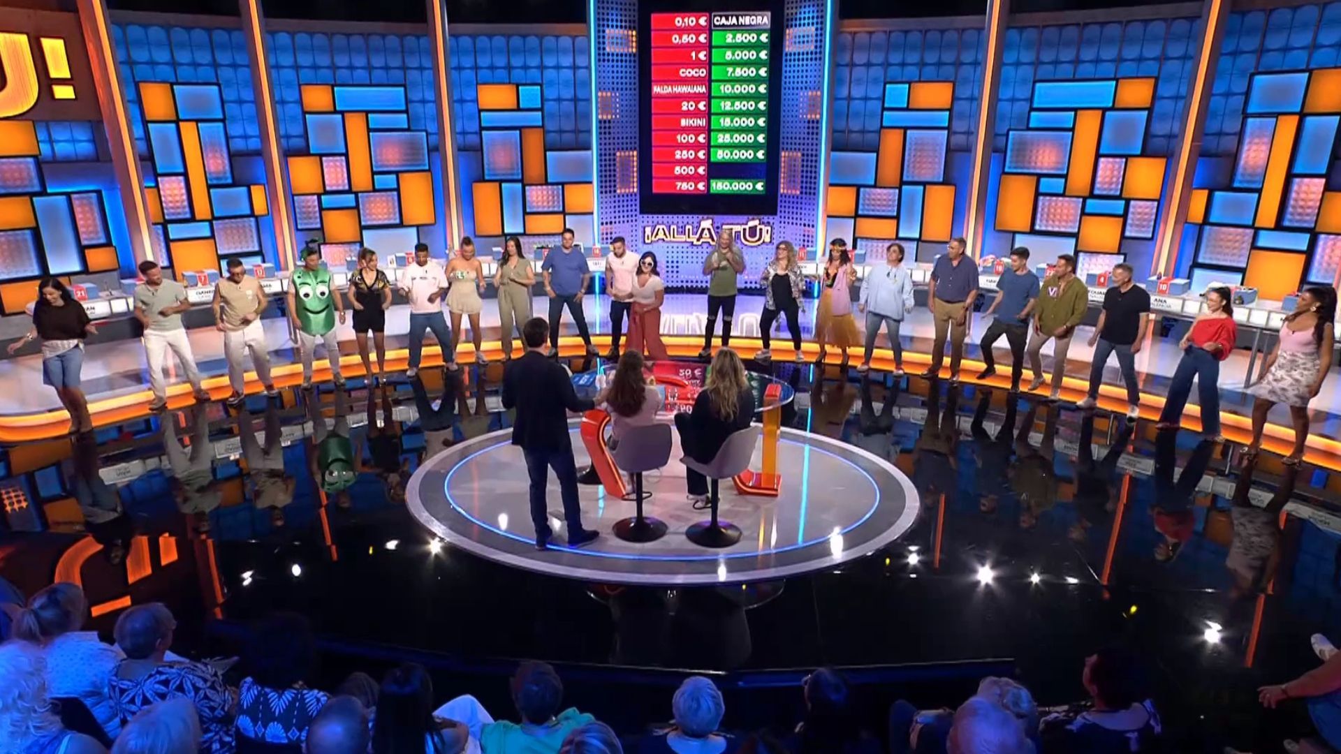 Los participantes de '¡Allá tú!' han sorprendido a Juanra Bonet con un número musical
