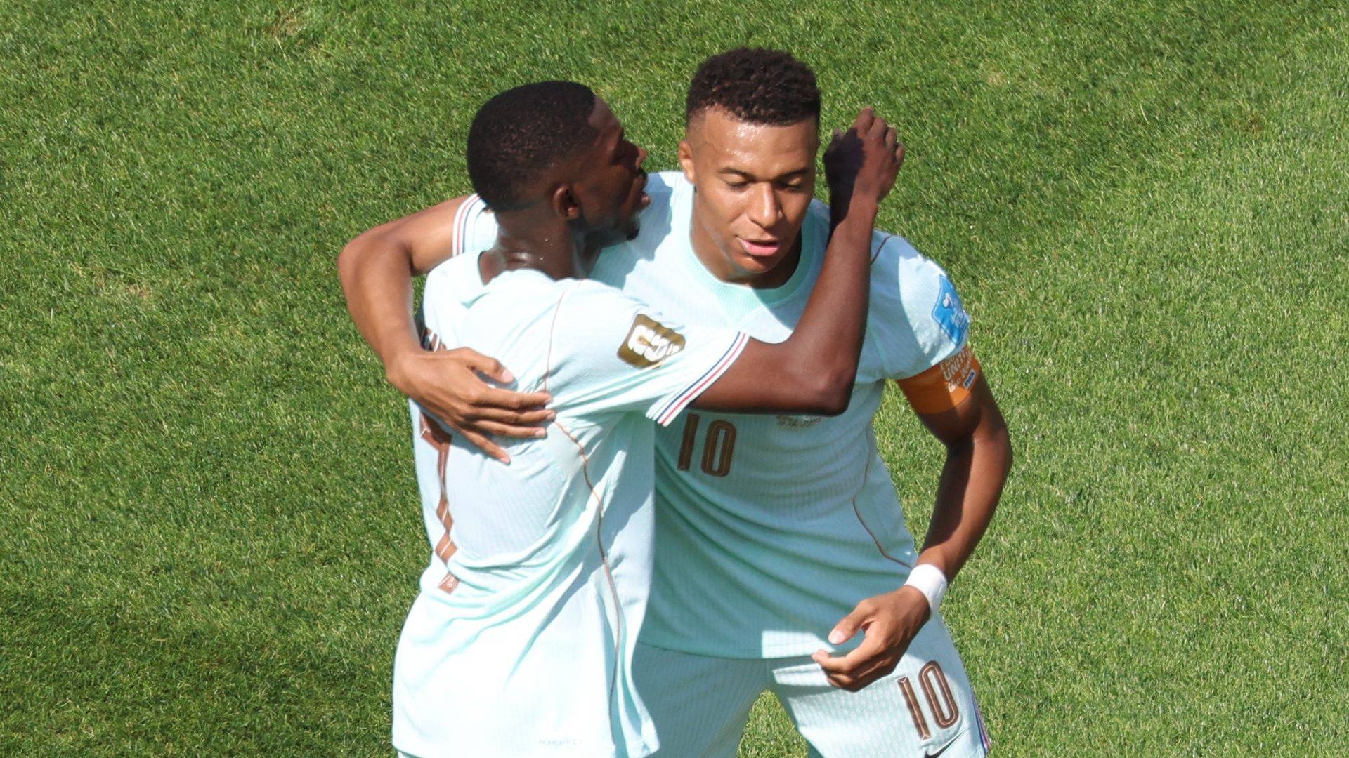 Ousmane Dembélé y Kylian Mbappé celebran un gol en el Noruega-Francia