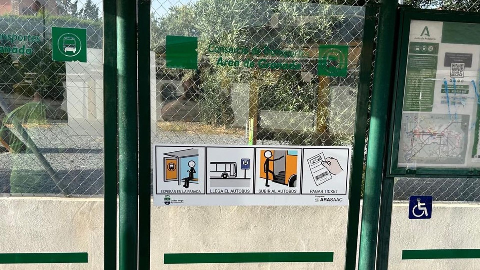 Pictogramas para personas con TEA en una marquesina de autobús
