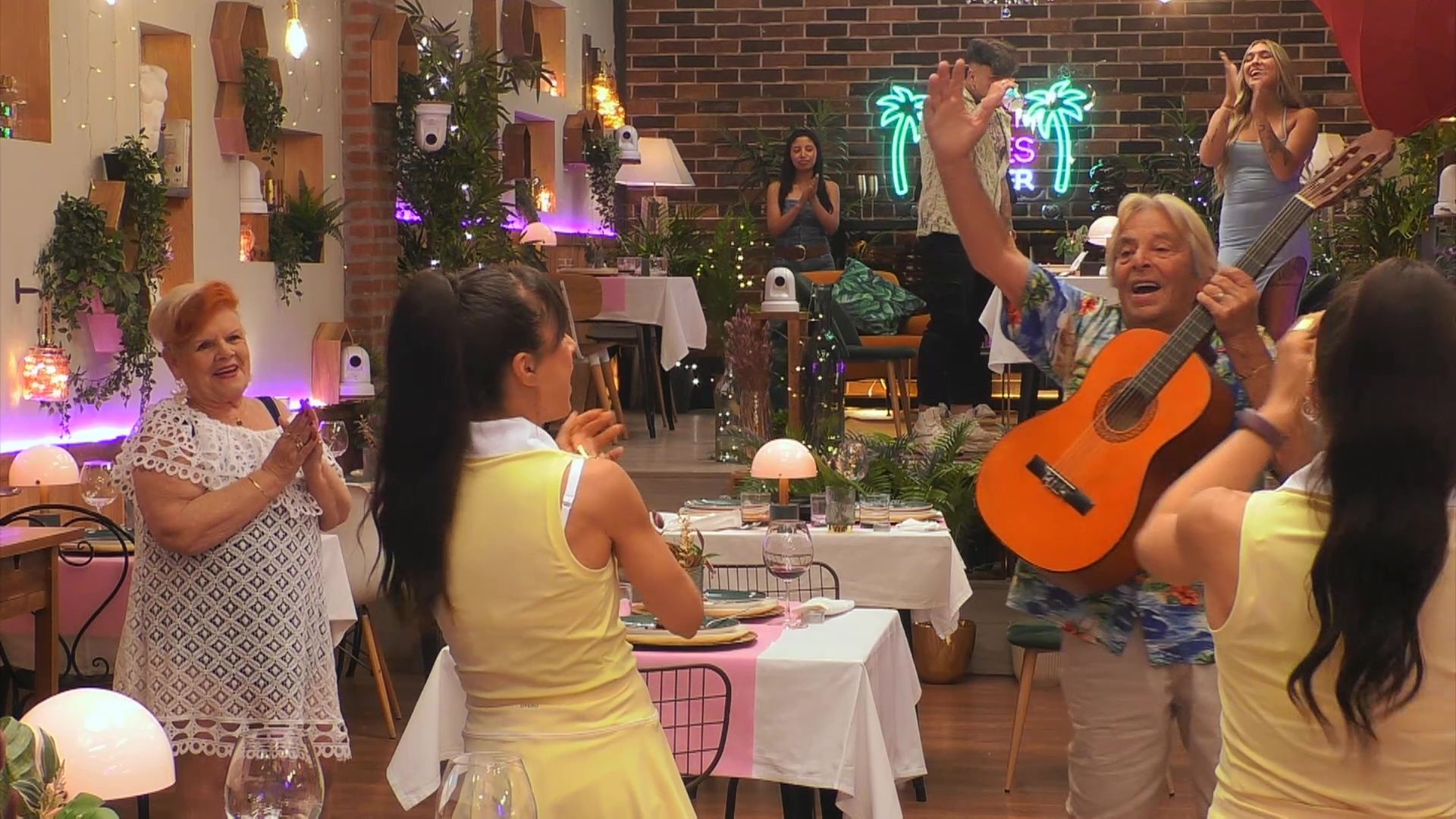Santi Santiago estrena el temazo del verano en ‘First Dates’: “Sí, sí, sí, me gusta Madrid”