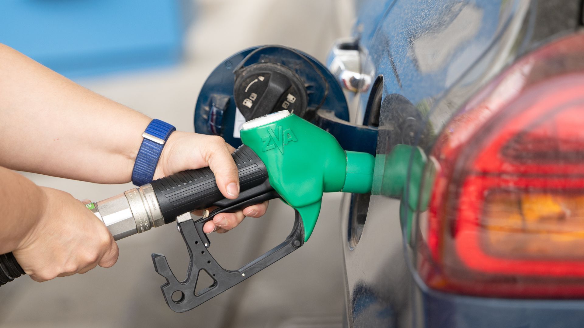 Un conductor reposta en una gasolinera de Madrid