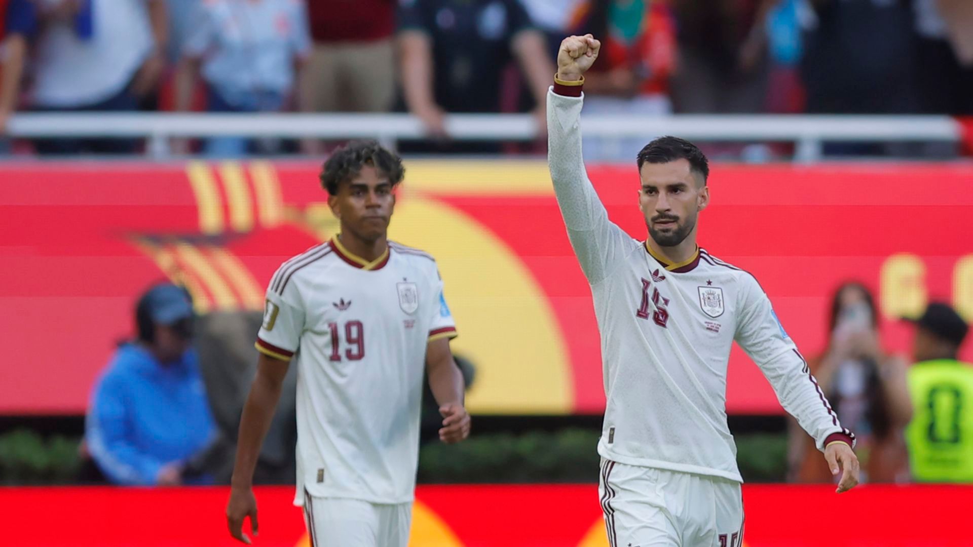 Álex Baena celebra su gol en el Uruguay-España