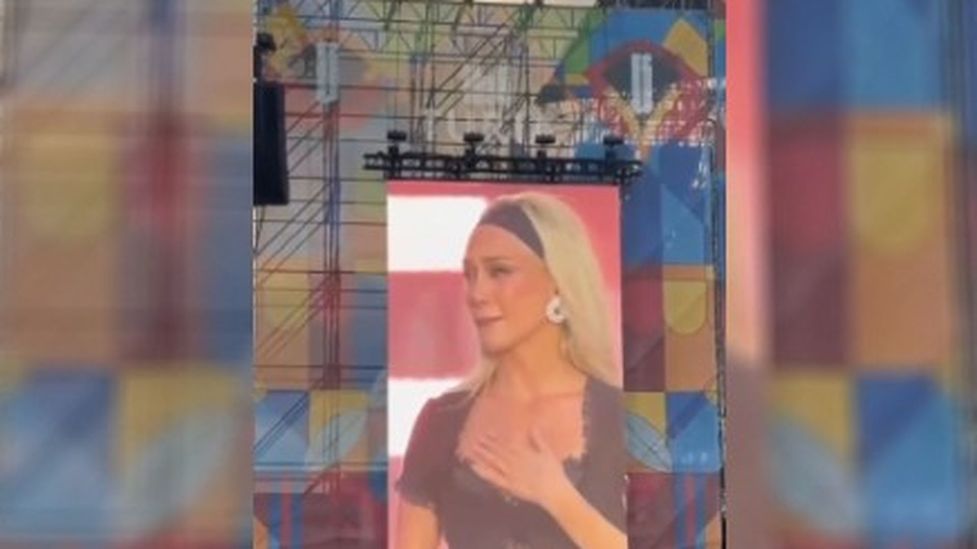 Ana Mena se rompe en medio de un concierto en Valencia tras su ruptura con Óscar Casas: "Estar aquí es sanador"