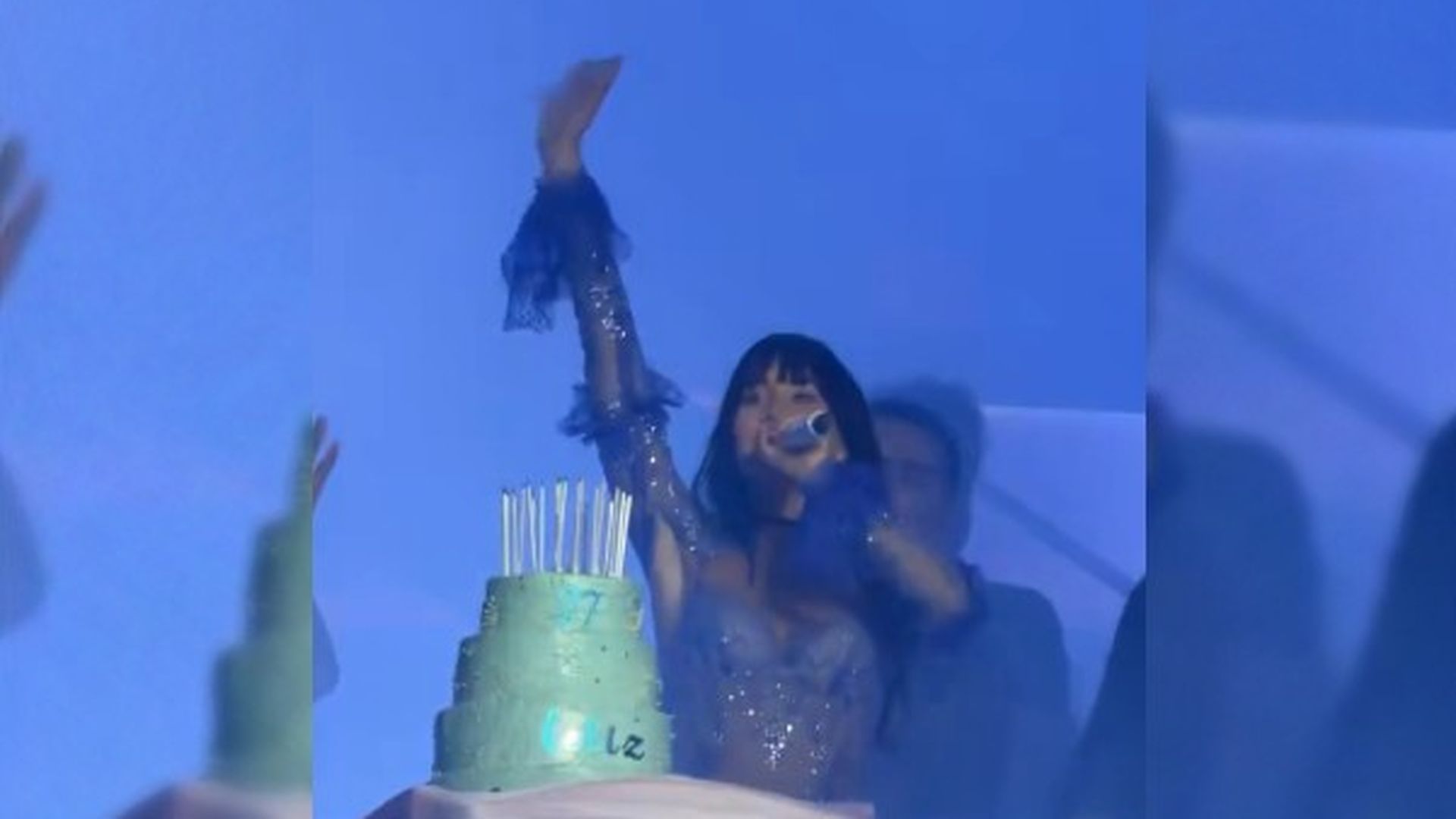 Así celebró Aitana su cumpleaños durante un concierto en Avilés: desde una tarta de cuatro pisos azul hasta la sorpresa de Plex