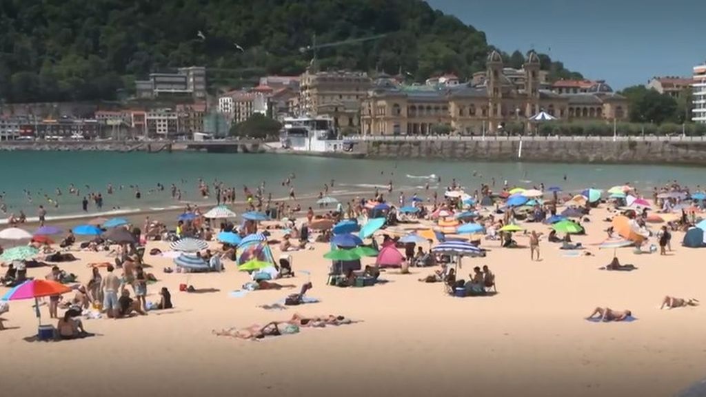 El cerco al tabaco se extiende por la costa vasca: Donostia prohíbe ya fumar en sus tres playas y hacerlo será duramente castigado