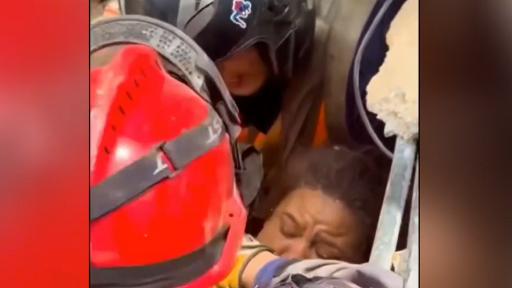 El emocionante rescate de una mujer atrapada más de 60 horas bajo los escombros en Venezuela: