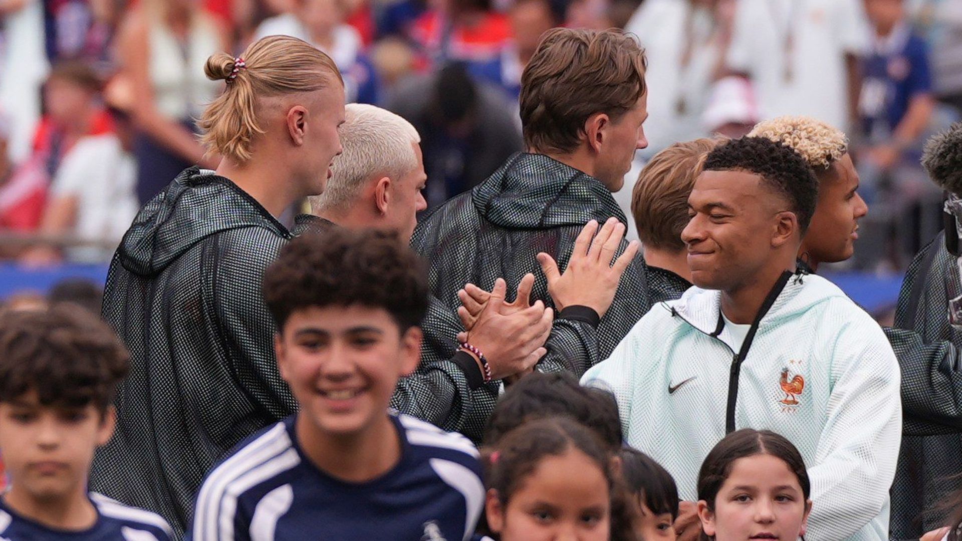Erling Haaland saluda a Mbappé en la previa del Francia-Noruega