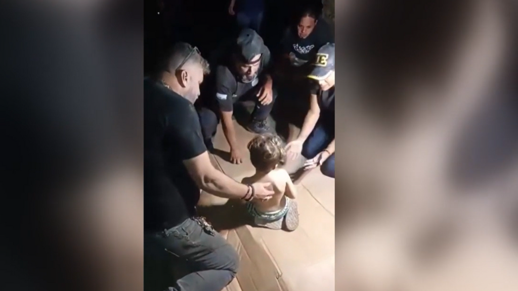 Las minuciosas labores de rescate de los equipos que salvan familias enteras bajo los escombros: "Te vamos a sacar, confía en nosotros"
