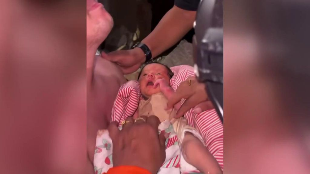 Rescatan con vida a un bebé de apenas 18 días de entre los escombros de un edificio sepultado en Venezuela