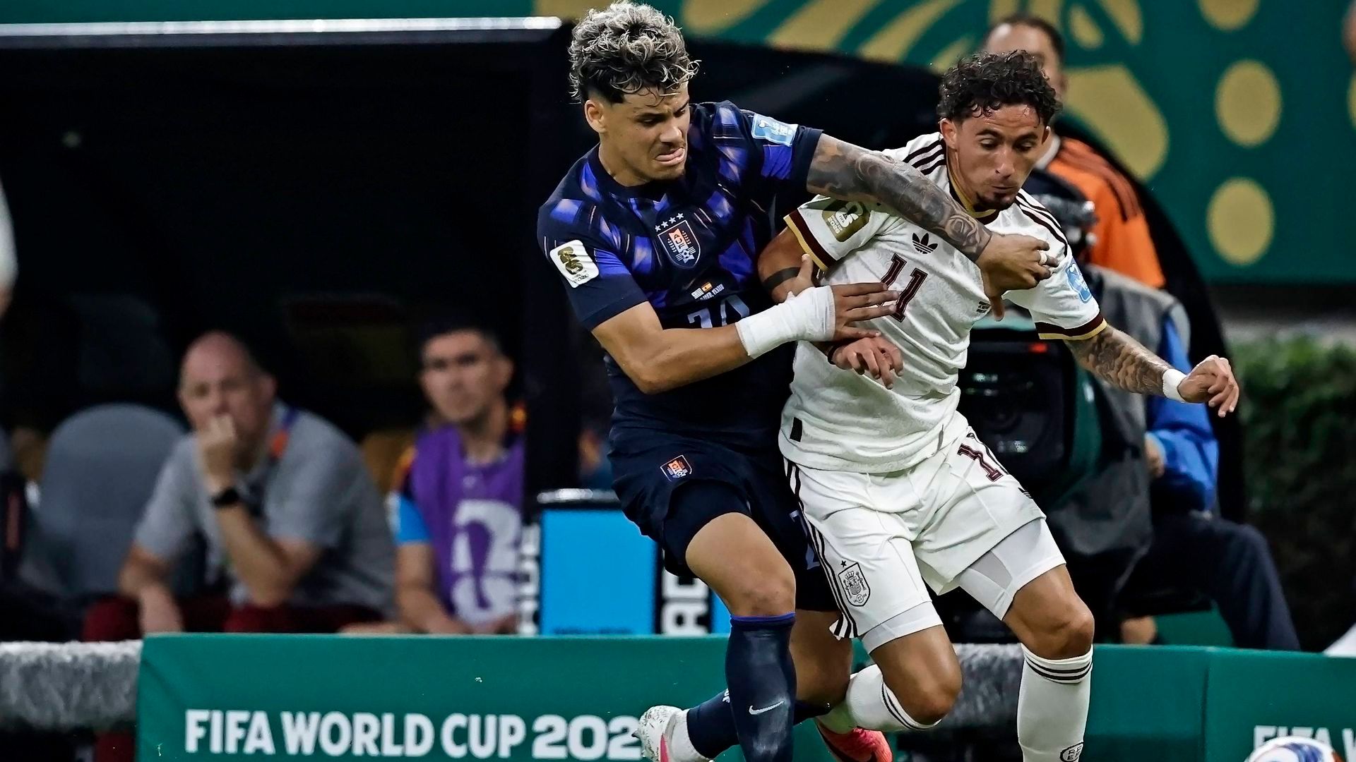 Yéremy Pino pelea un balón en el Uruguay-España