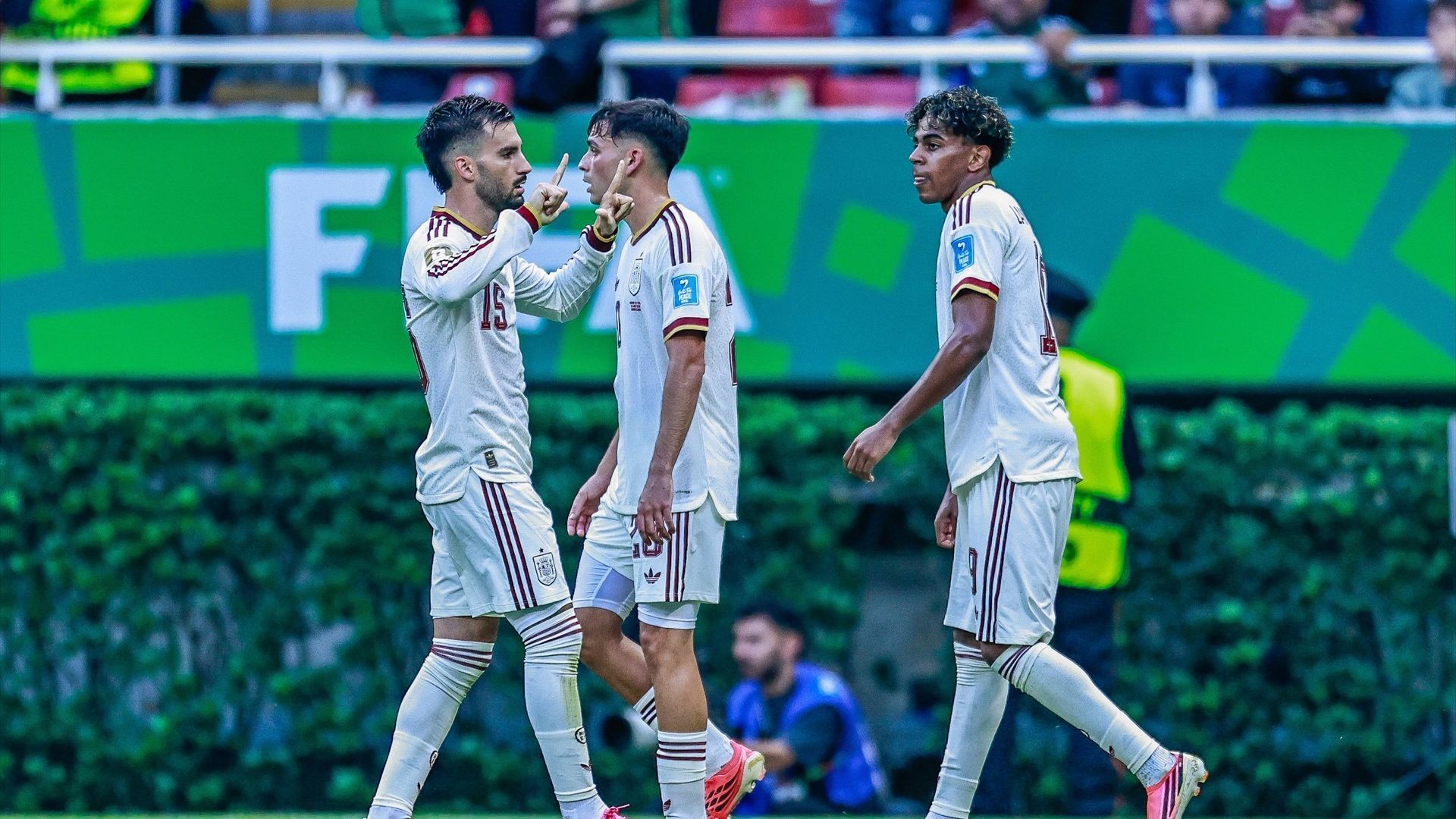 Álex Baena celebra su gol en el Uruguay-España