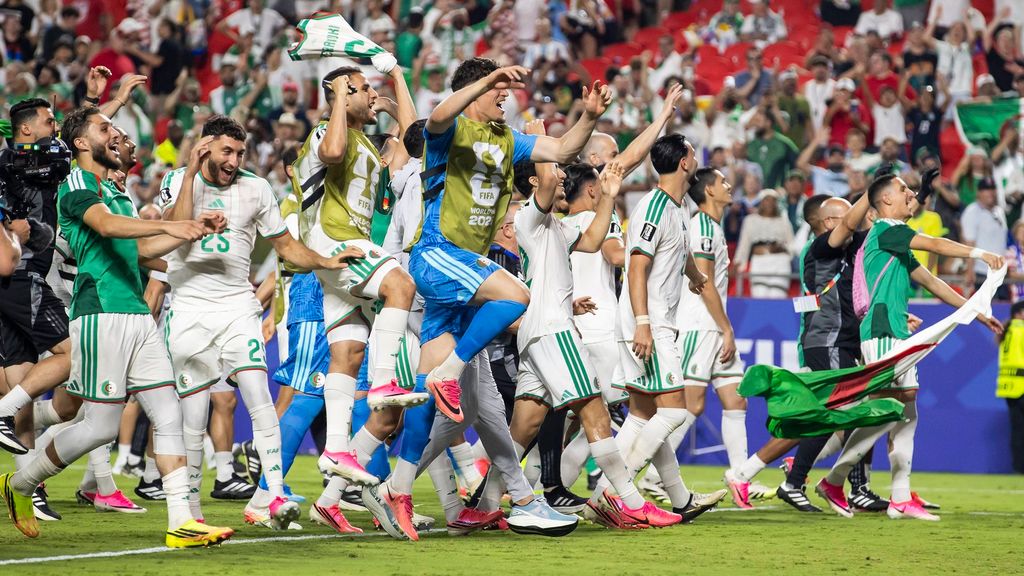 La doble celebración de Austria y Argelia tras su empate en el Mundial