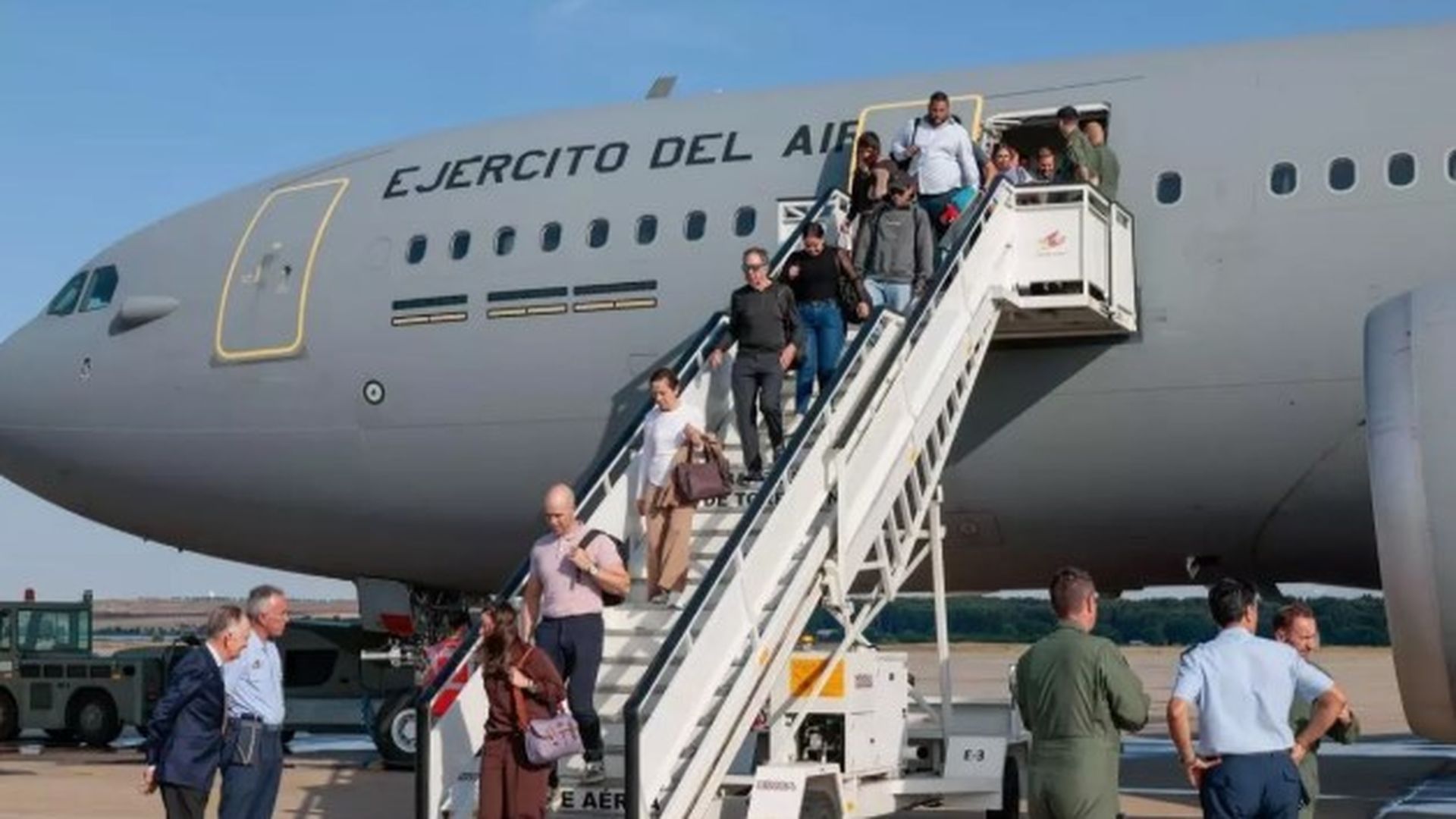 Aterrizan en Torrejón de Ardoz los primeros 100 españoles procedentes de Venezuela tras los terremotos