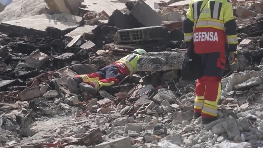 Las labores de rescate continúan sin descanso en La Guaira