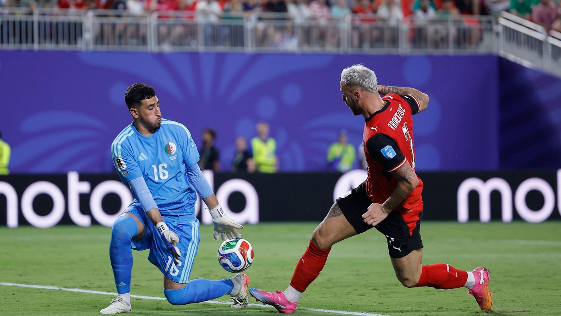 Marko Arnautovic anota en el Argelia-Austria