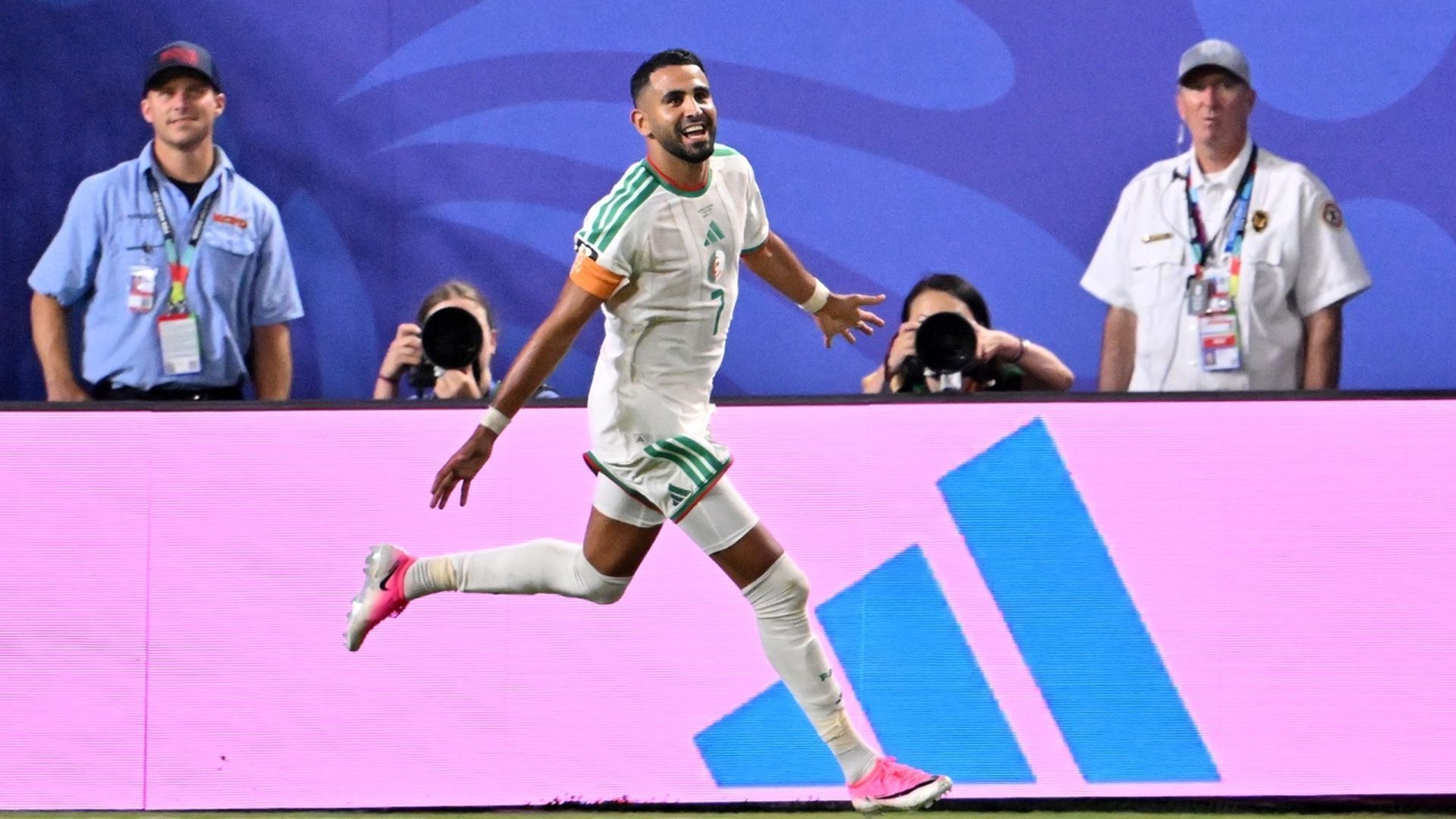 Riyad Mahrez celebra uno de sus goles en el Argelia-Austria