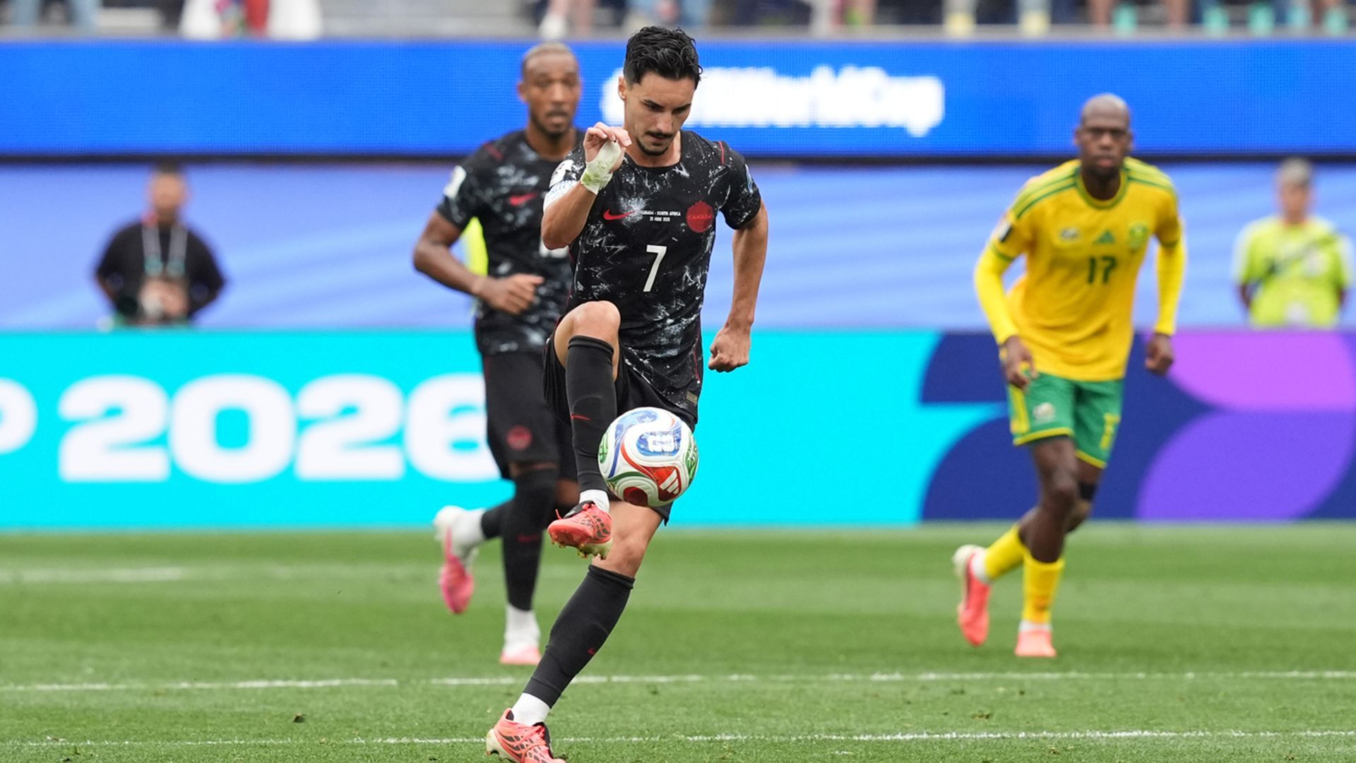 Stephen Eustaquio conduce la pelota en el Sudáfrica-Canadá