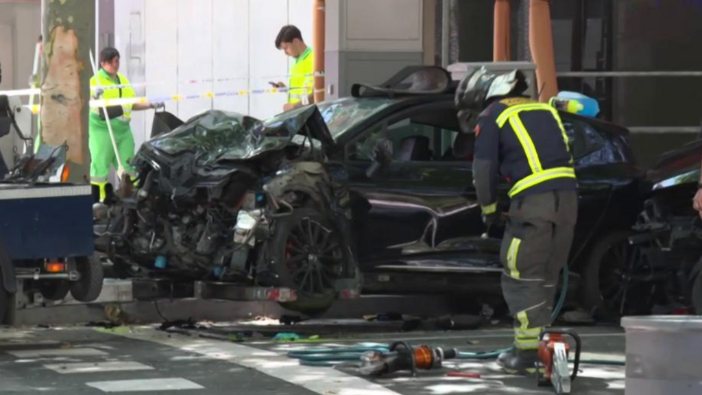 Dos muertos en Barcelona en un accidente de tráfico causado por un conductor que huía de la policía: embistió a otro coche