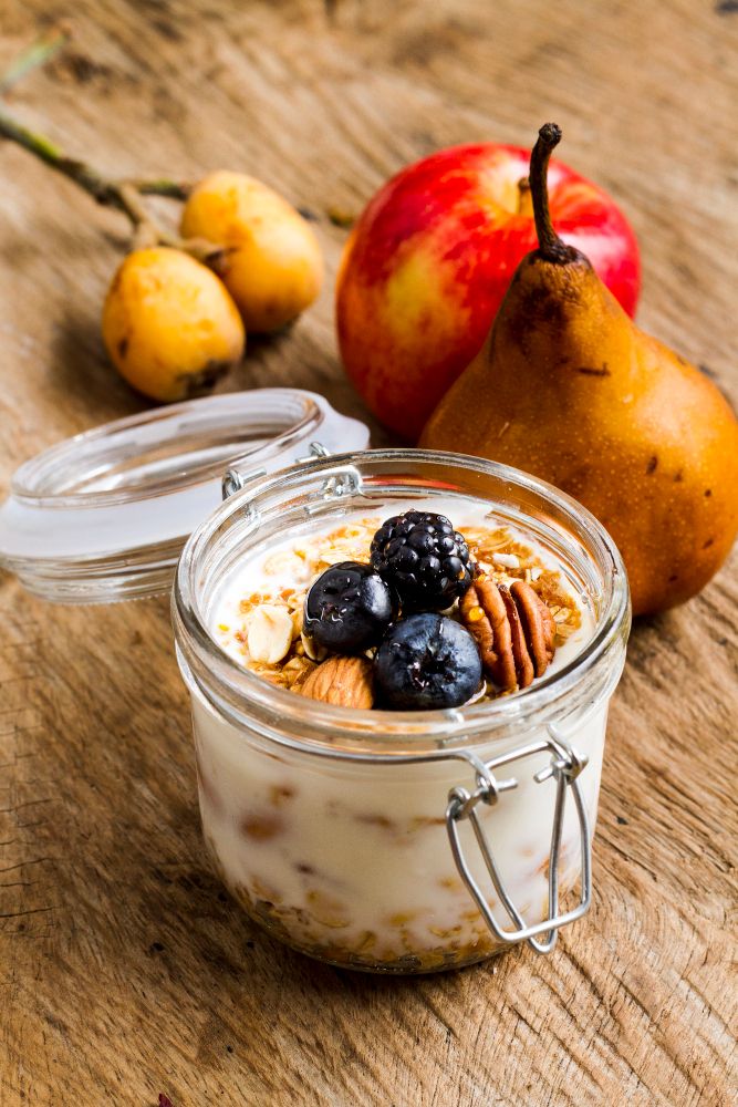 Yogur natural o griego con fruta y un puñado de nueces