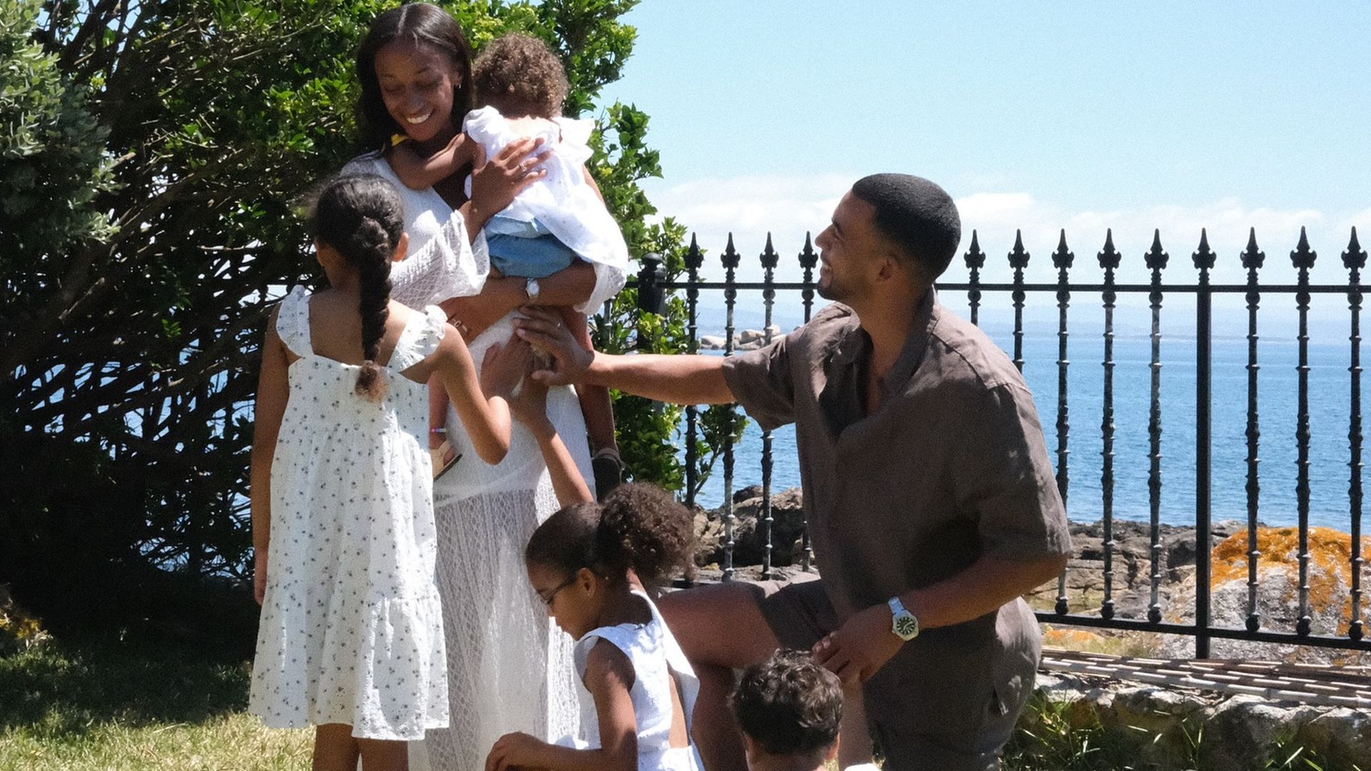 Ana Peleteiro y Benjamin Compaore junto a sus hijas