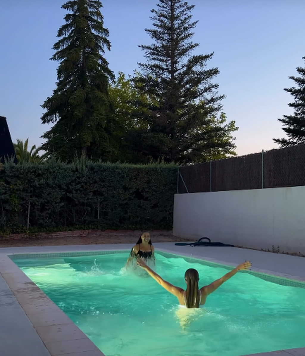Carla Flila y Sophie Tatar disfrutando juntas en la piscina de la nueva casa de Carla