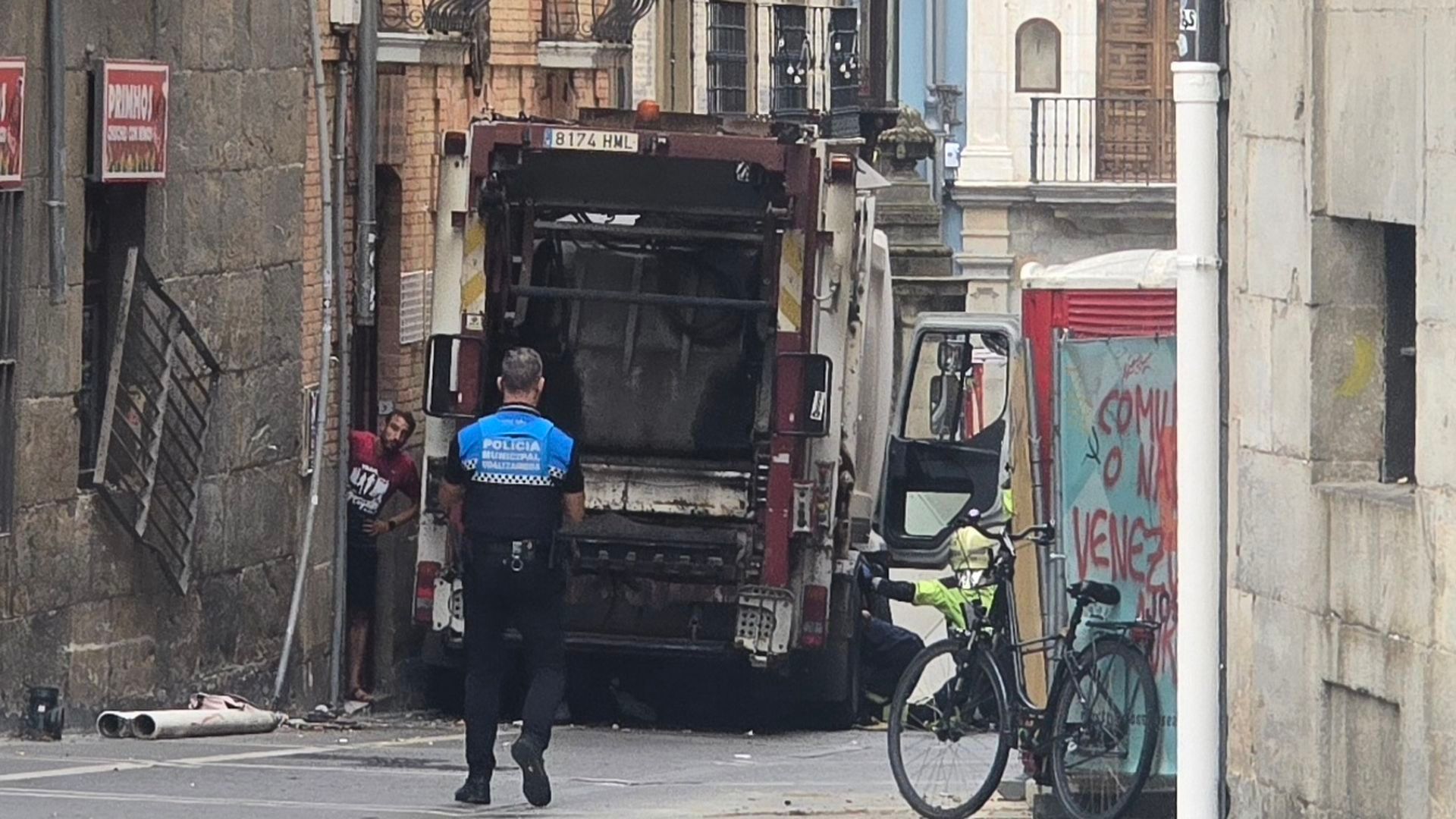 El camión de la basura accidentado en Pamplona, en Navarra