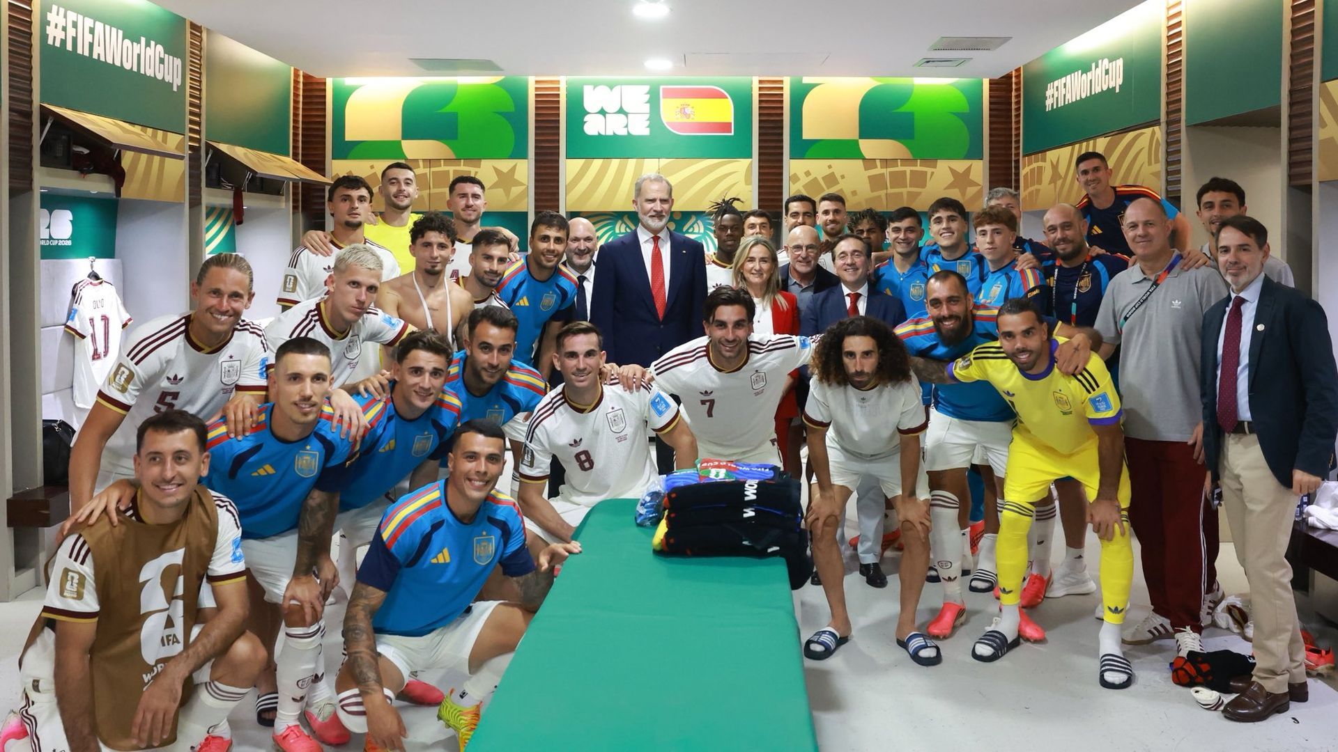 El Rey Felipe VI se hace una foto con la Selección Española