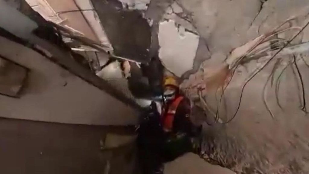 En el interior de los edificios derruidos en La Guaira con una cámara: los rescatadores se juegan la vida