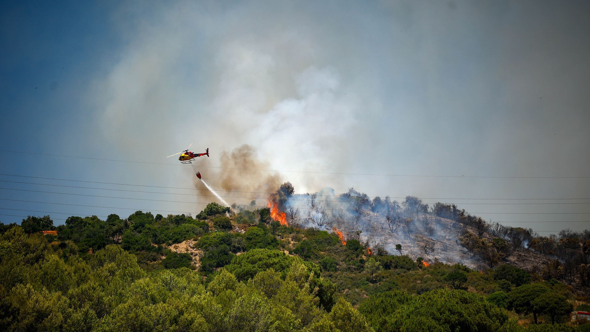 EuropaPress_7624744_helicoptero_incendio_forestal_26_junio_2026_tiana_barcelona_catalunya