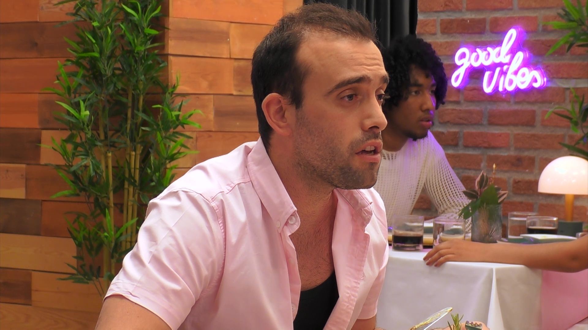 Genis desata la risa de la pareja de la mesa de al lado: "Es una red flag"