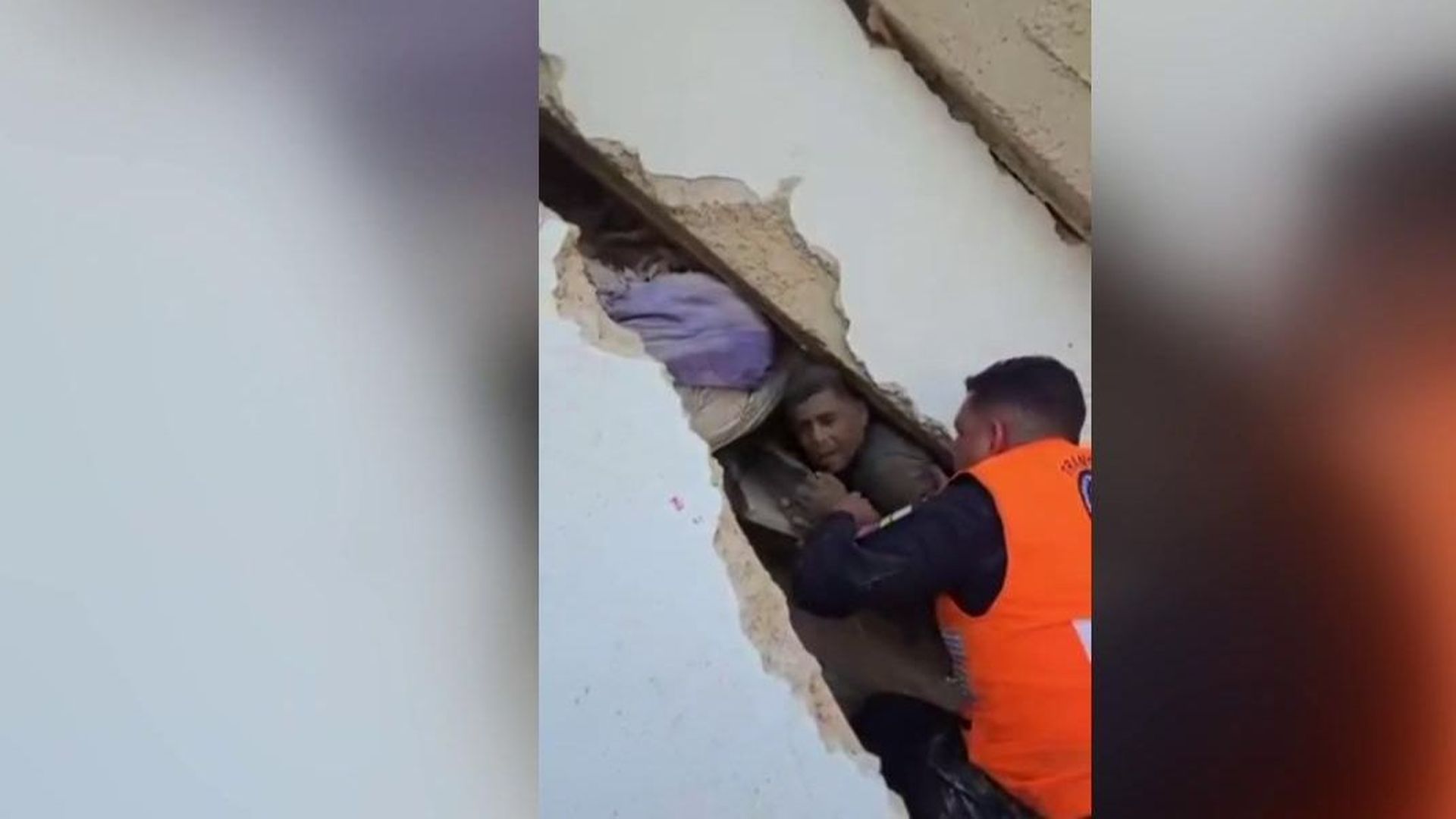 Huecos de vida, la última esperanza de los que queden con vida: "Después de 72 horas solo buscamos cadáveres"