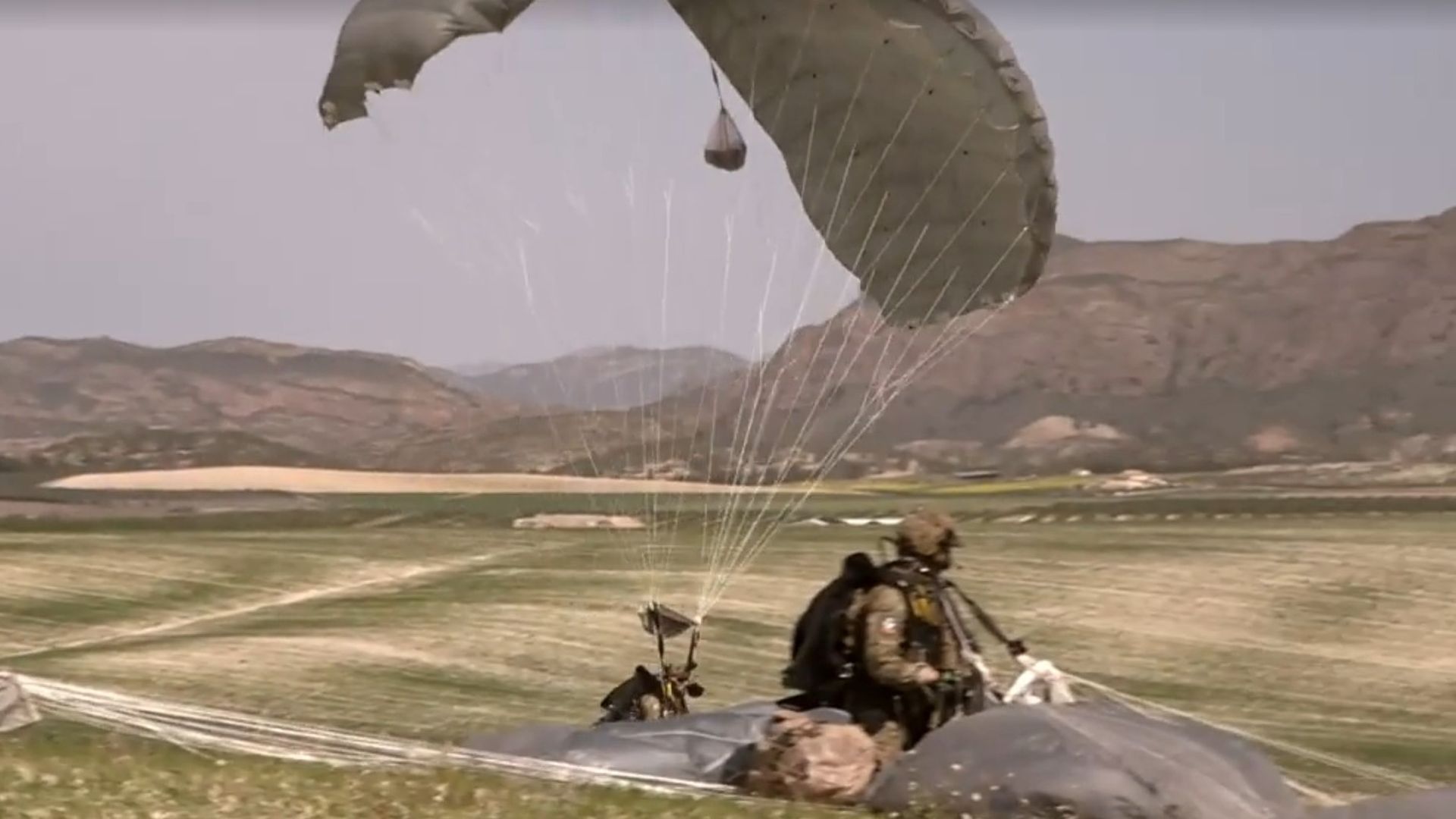 Imagen de un entrenamiento militar de paracaidistas en España, maniobras similares en las que ha fallecido el cabo