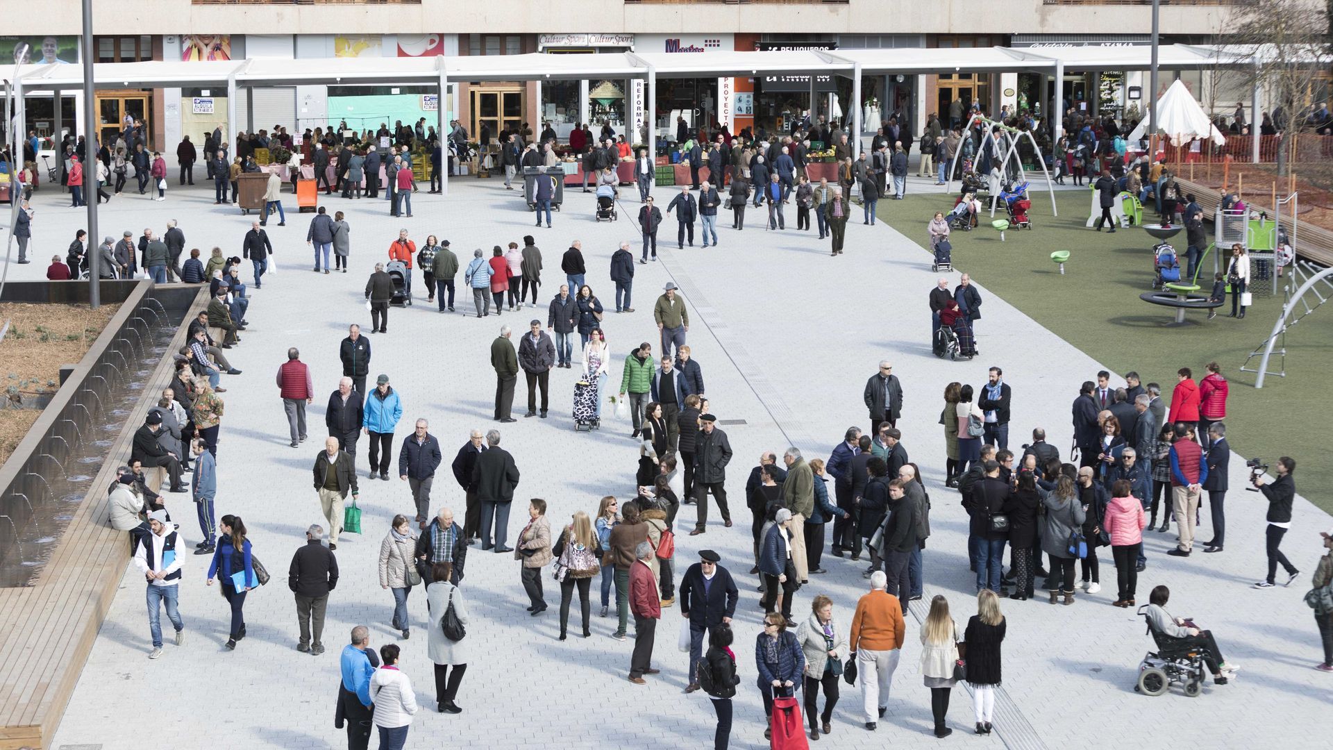 La céntrica plaza Santa Bárbara de Vitoria estaba el sábado llena de gente, muchos de ellos, niños