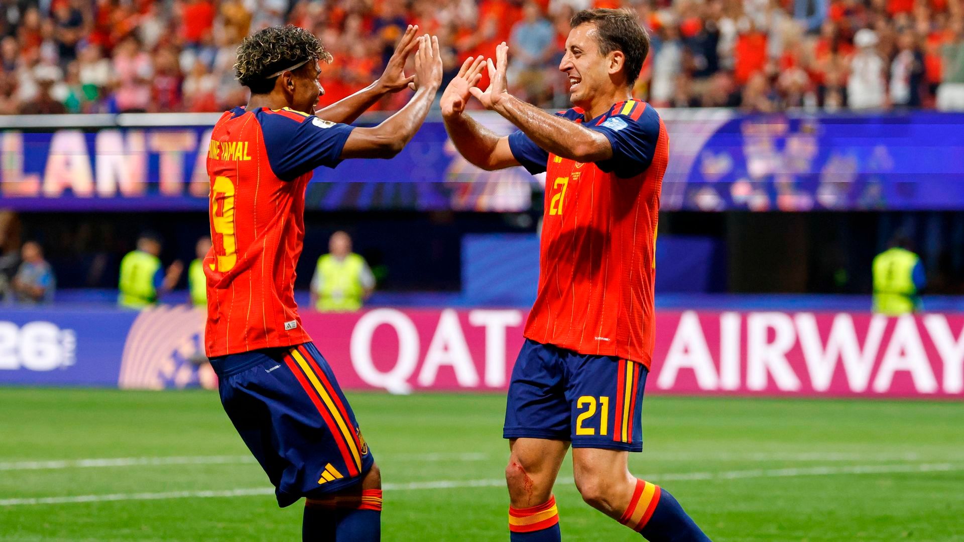 Lamine Yamal y Mikel Oyarzabal celebran un gol en el España - Arabia Saudí del Mundial