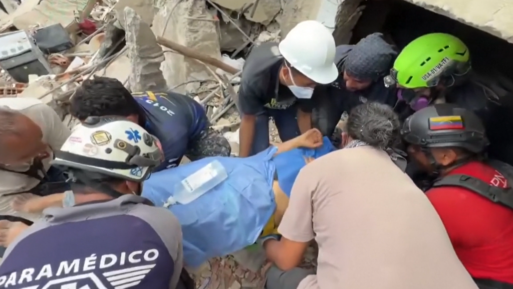 Los equipos de rescate trabajan a contrarreloj para salvar a los supervivientes en Venezuela: "Los rehidratamos y les damos medicamentos"