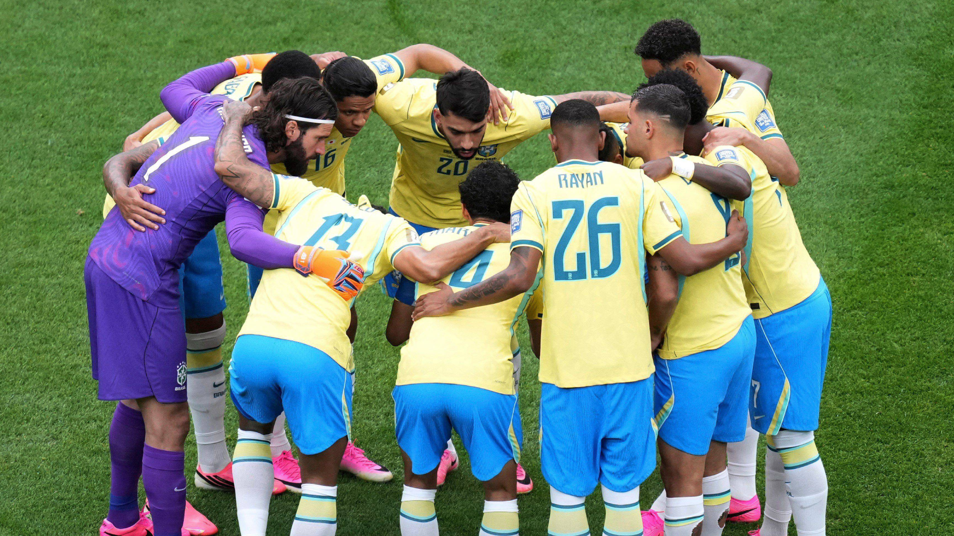 Los jugadores de Brasil, antes del partido ante Japón