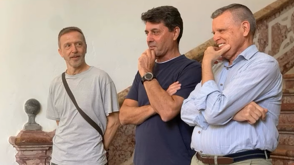 Dos exprofesores cantan en el emotivo adiós a tres maestros que se jubilan de un instituto de Jerez, Cádiz