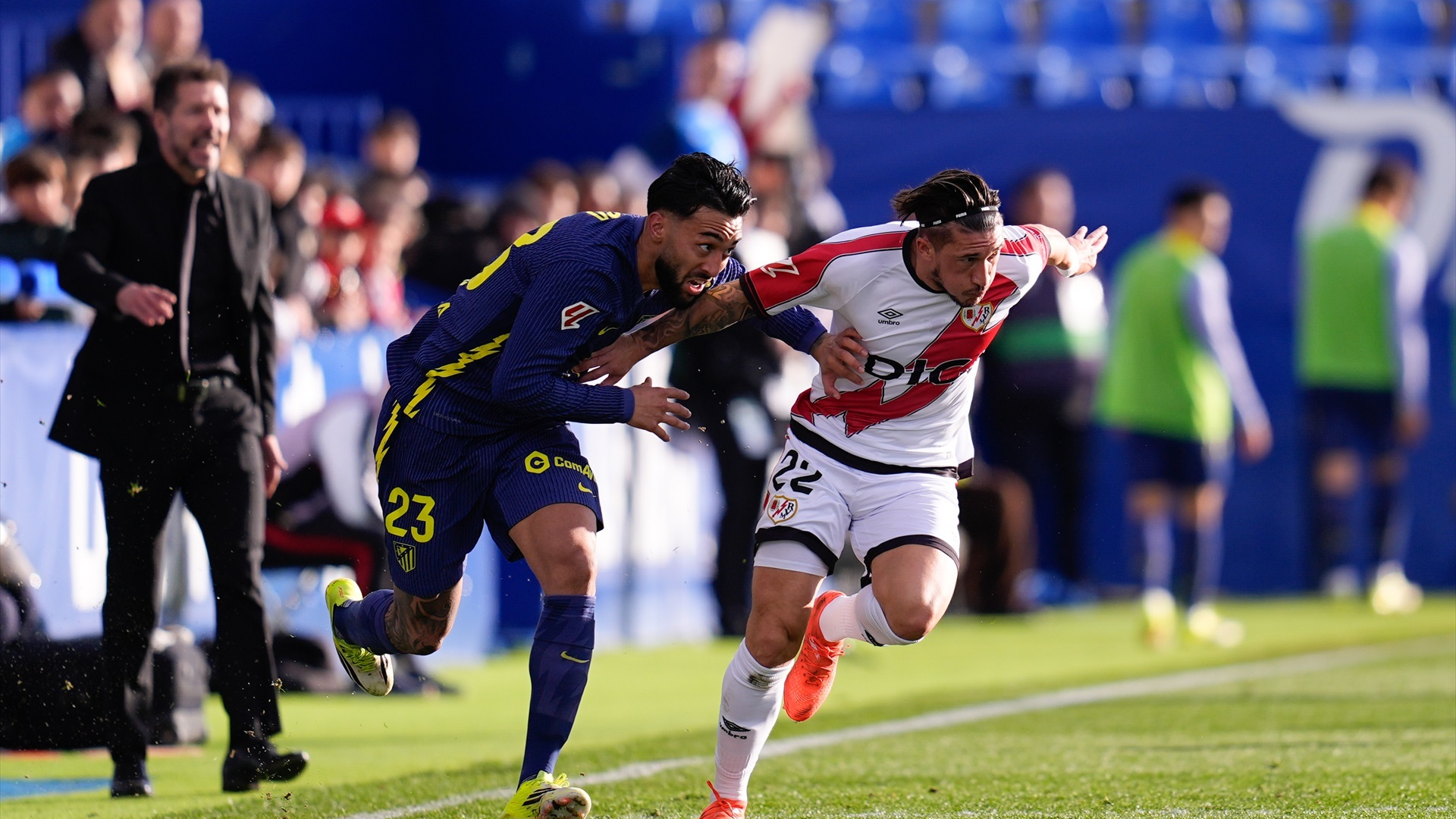 Nico González, ante Pacha Espino durante el Rayo-Atlético