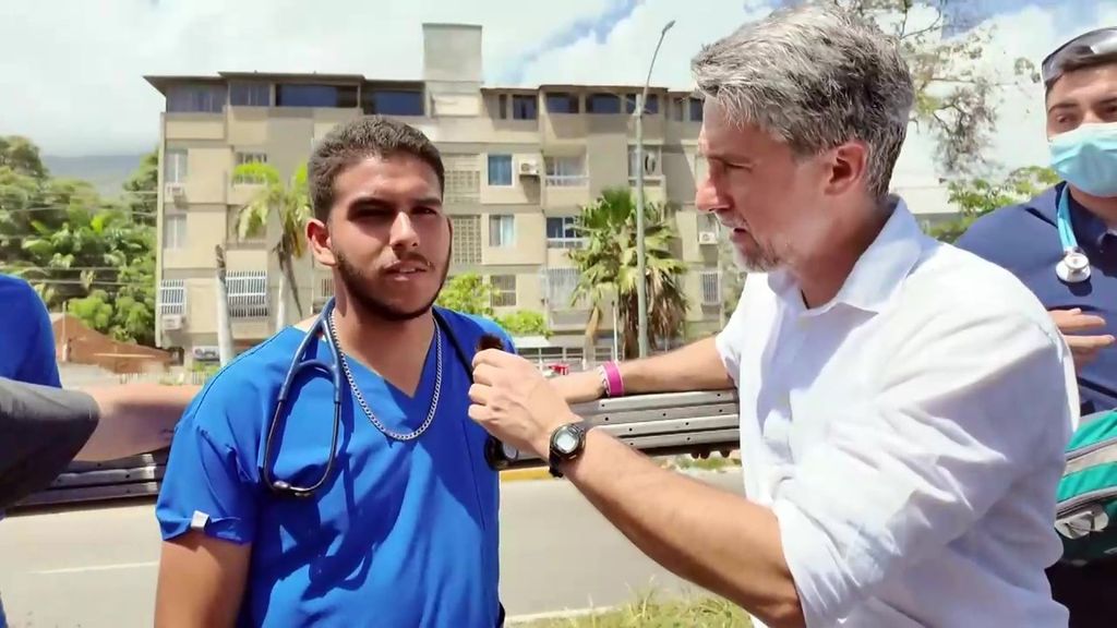 Orlando González, médico voluntario en la zona más afectada por los terremotos de Venezuela: "Hay muchas personas vivas bajo los edificios"