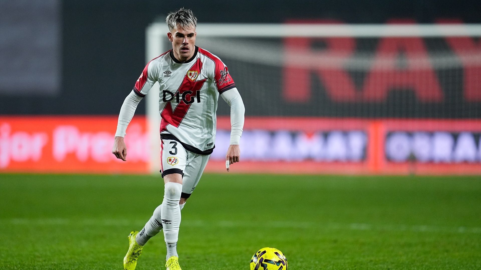 Pep Chavarría durante un partido con el Rayo Vallecano