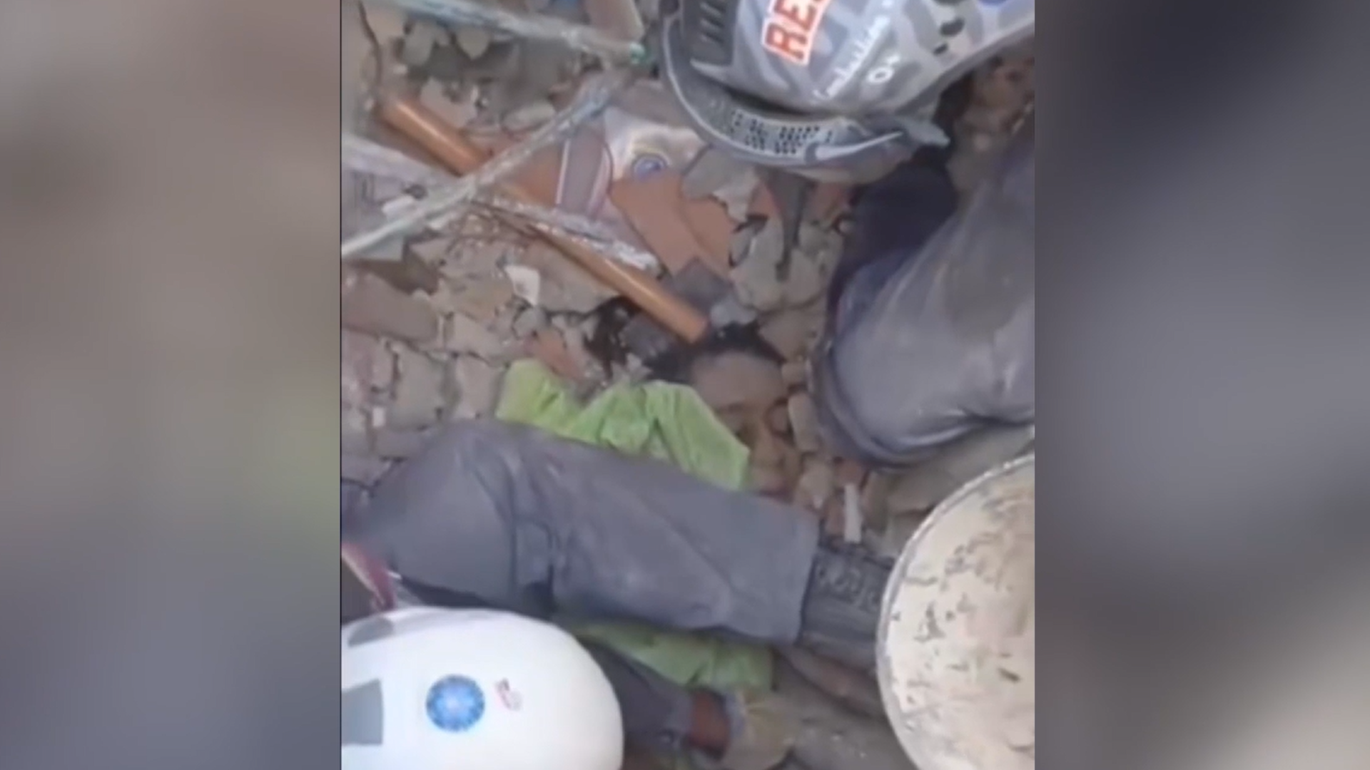 Rescatan con vida a una joven sepultada bajo los escombros en Venezuela más de 110 horas después del terremoto